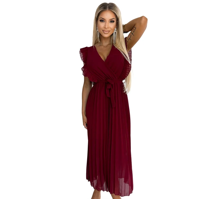 Plisované dámské šaty v vínové barvě s výstřihem a páskem model 21819820 - numoco basic Plisované dámské šaty v vínové barvě s výstřihem a páskem model 21819820 - numoco basic