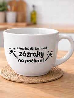 NEMOŽNÉ DĚLÁM HNED, ZÁZRAKY NA POČKÁNÍ - MEGA XXL keramický hrnek 1000 ml