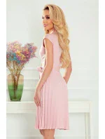 Dámské plisované šaty v pudrově růžové barvě s přeloženým obálkovým výstřihem model 17519738 - numoco Dámské plisované šaty v pudrově růžové barvě s přeloženým obálkovým výstřihem model 17519738 - numoco
