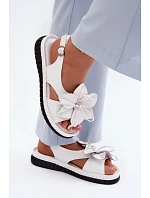 Kožené dámské sandály s ozdobným květem Vinceza 66917 Bílé