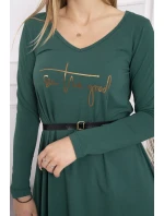Šaty s ozdobným pásikom a nápisom tmavo zelené Šaty s ozdobným pásikom a nápisom tmavo zelené