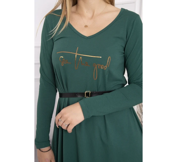 Šaty s ozdobným pásikom a nápisom tmavo zelené Šaty s ozdobným pásikom a nápisom tmavo zelené
