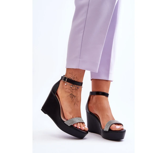 Módní kožené sandály na klínu černé model 21623011 - Boto Módní kožené sandály na klínu černé model 21623011 - Boto