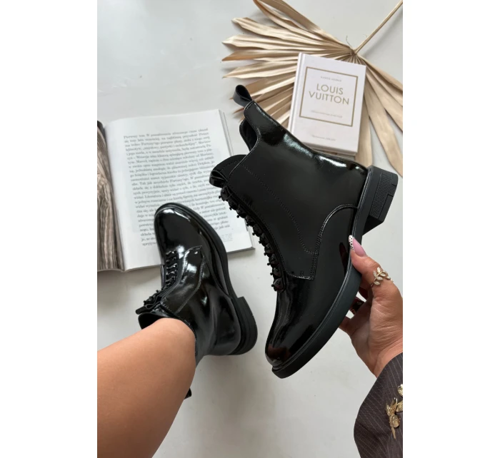 Lakované dámské kozačky z přírodní kůže model 21713802 Černé - D&A