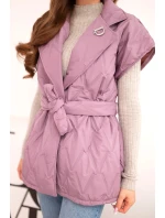 Dámska prešívaná vesta s opaskom a širokým golierom tmavoružová