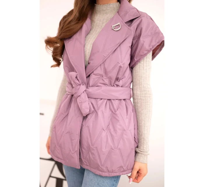 Dámska prešívaná vesta s opaskom a širokým golierom tmavoružová