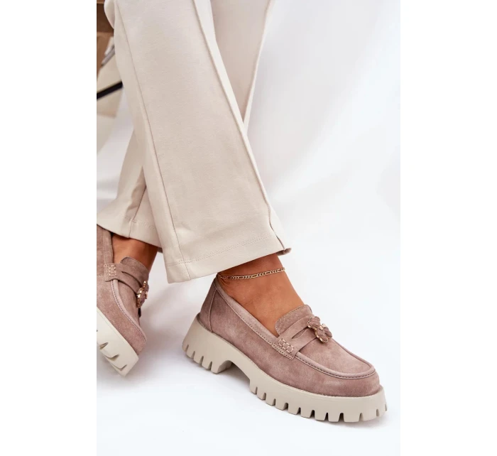 Dámske semišové mokasíny s ozdobným špendlíkom "Miś" Vinceza - béžové Dámske semišové mokasíny s ozdobným špendlíkom "Miś" Vinceza - béžové