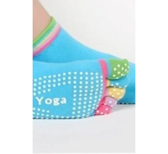 FARBA PONOŽIEK NA NOHÁCH NA JOGU