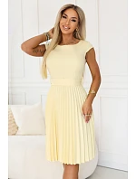 311-21 LILA Klasické plisované šaty s krátkymi rukávmi a opaskom - maslovo žlté
