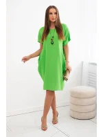 Šaty s vreckami a príveskom zelenej farby