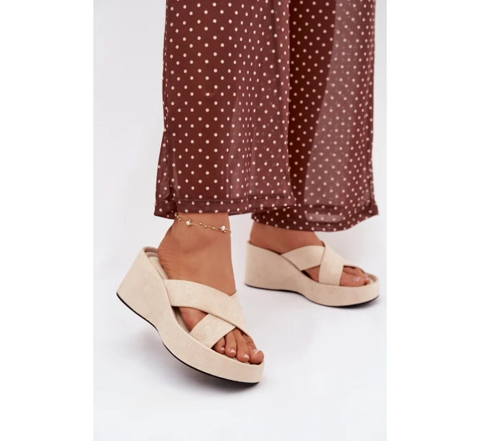 Dámské pantofle na platformě z eko semiše béžové Calorine Dámské pantofle na platformě z eko semiše béžové Calorine