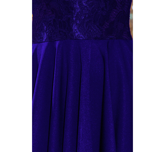 Dámske šaty v Chrpová farbe s dlhším zadným dielom a čipkovaným výstrihom model 6998337