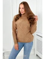 Sveter položený cez hlavu v diamantoch Ťava