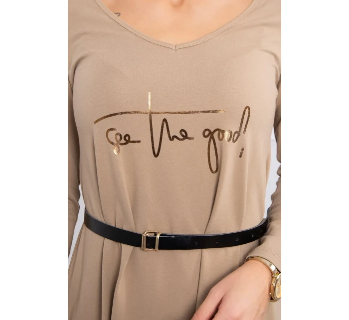 Šaty s ozdobným páskem a nápisem camel