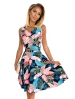 Tmavě modré rozšířené dámské šaty se vzorem listů a s výstřihem ve tvaru srdce model 17634637 - numoco Tmavě modré rozšířené dámské šaty se vzorem listů a s výstřihem ve tvaru srdce model 17634637 - numoco