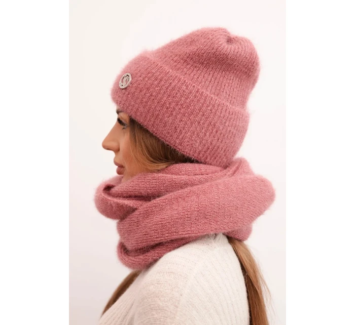 Dámská souprava s čepicí a šálou z měkké pleteniny tmavě pudrově růžová Dámská souprava s čepicí a šálou z měkké pleteniny tmavě pudrově růžová