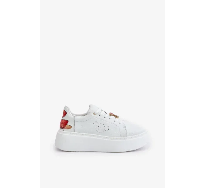 Dámske kožené tenisky na platforme s brošňou a ozdobným kvetom White Dámske kožené tenisky na platforme s brošňou a ozdobným kvetom White