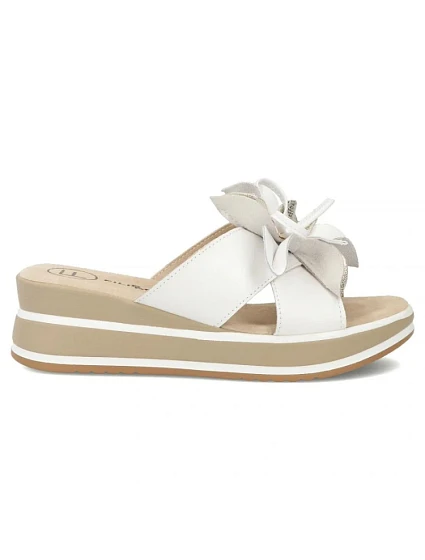 Dámské kožené žabky s květinou bílé  na model 22135938 - FILIPPO