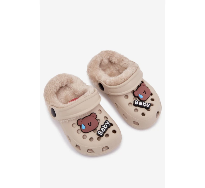 Pěnové dětské pantofle s kožíškem a přezkami Khaki model 21793985 - Boto Pěnové dětské pantofle s kožíškem a přezkami Khaki model 21793985 - Boto