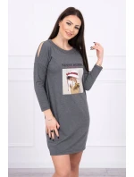 Šaty s potiskem model 18744178 v grafitové barvě - K-Fashion Šaty s potiskem model 18744178 v grafitové barvě - K-Fashion