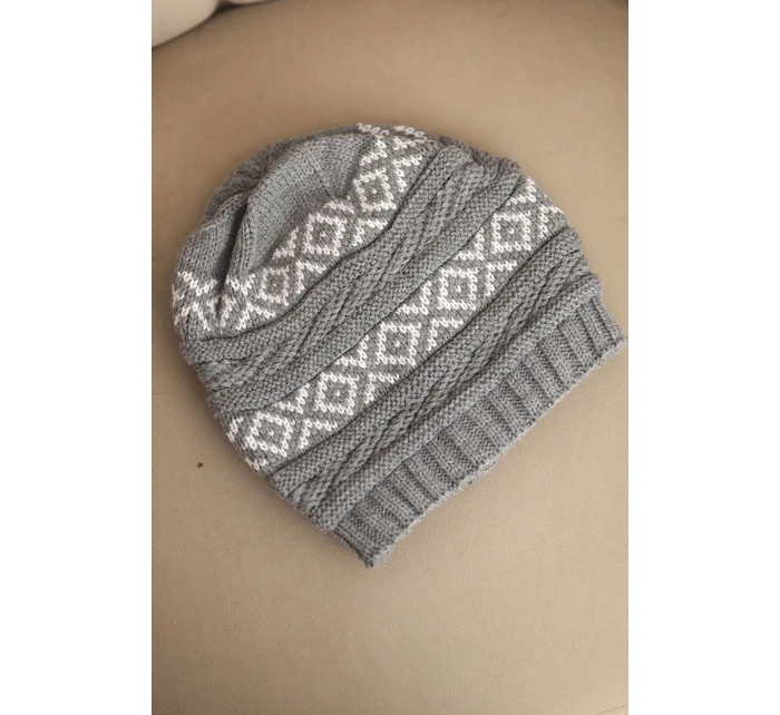 Dámska zimná čiapka so vzorom a vlnou K425 sivá Dámska zimná čiapka so vzorom a vlnou K425 sivá