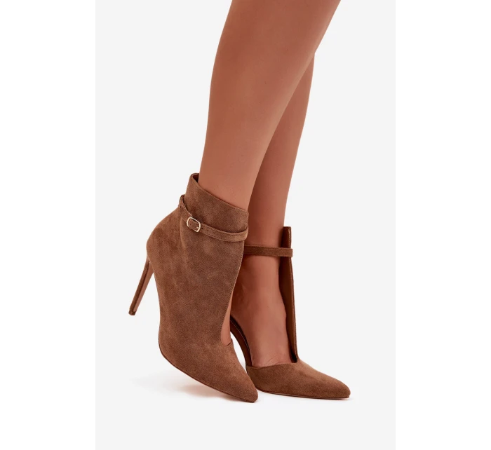 Dámské kotníkové boty na jehlovém podpatku z eko semiše tmavě béžové Amalundi Dámské kotníkové boty na jehlovém podpatku z eko semiše tmavě béžové Amalundi