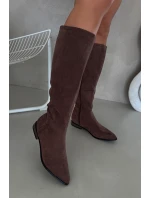Dámské semišové kozačky na nízkém podpatku model 21848558 – hnědé - Kesi