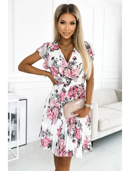 Bílé šifonové plisované dámské šaty se vzorem výstřihem a volánky model 18532562 - numoco basic Bílé šifonové plisované dámské šaty se vzorem výstřihem a volánky model 18532562 - numoco basic