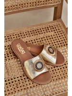 Kožené sandály s ozdobou na plochém podpatku Zazoo model 21682450 zlaté - Boto Kožené sandály s ozdobou na plochém podpatku Zazoo model 21682450 zlaté - Boto