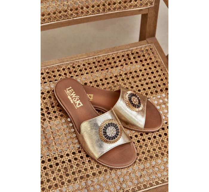 Kožené sandály s ozdobou na plochém podpatku Zazoo model 21682450 zlaté - Boto Kožené sandály s ozdobou na plochém podpatku Zazoo model 21682450 zlaté - Boto