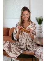 Luna si rozopla pyžamo.