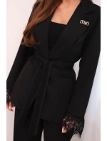 Dámska bunda s opaskom a čipkovanými koncami rukávov čierna