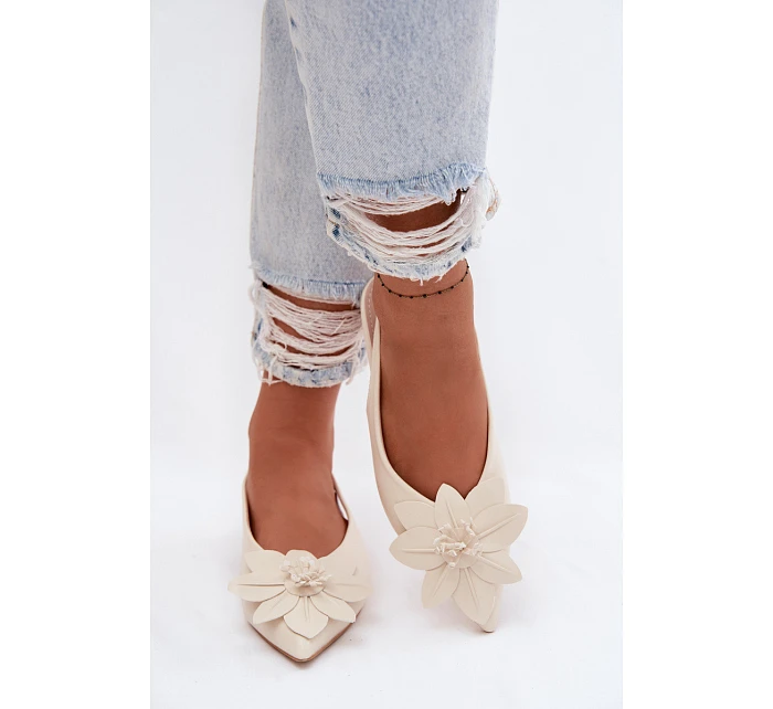 Dámské sandály na nízkém podpatku s květem model 22102823 - Boto