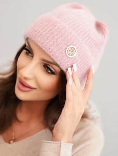 Dámská zimní čepice model 21441776 s ozdobným knoflíkem pudrově růžová - K-Fashion