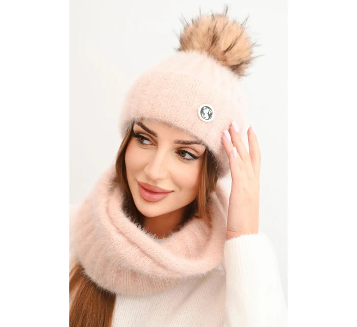 Dámská čepice s kapucí a pleteným vzorem bílá