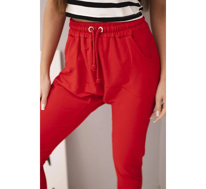 Dámske tepláky s elastickým pásom a šnúrkou na stiahnutie červené Dámske tepláky s elastickým pásom a šnúrkou na stiahnutie červené