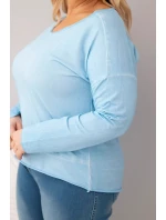 Dámska blúzka nadrozmernej veľkosti s výstrihom do V a dlhším chrbtom v modrej farbe