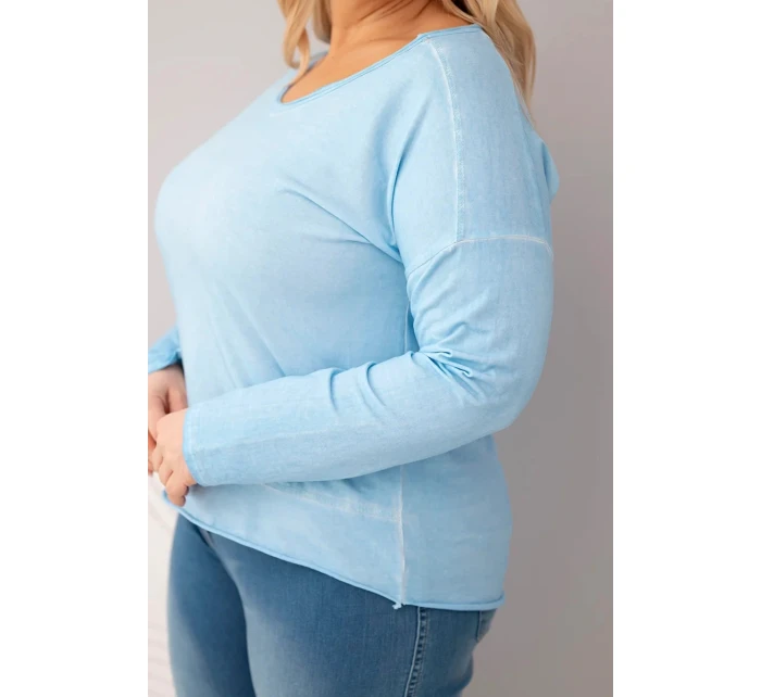 Dámska blúzka nadrozmernej veľkosti s výstrihom do V a dlhším chrbtom v modrej farbe