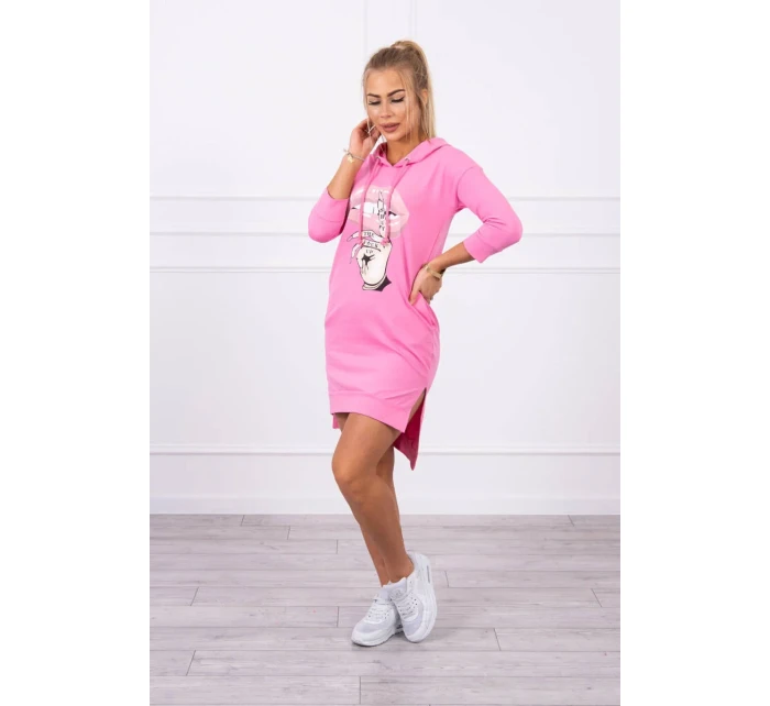 Šaty s dlhším chrbtom a farebnou svetlo ružovou potlačou