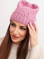 Dámska zimná čiapka s vlnou zdobená flitrami a pleteninou K473 tmavoružová