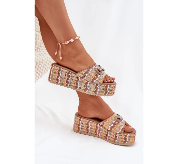 Klapki Damskie Na Koturnie Z Plecionką I Ozdobą Multikolor Isolene Klapki Damskie Na Koturnie Z Plecionką I Ozdobą Multikolor Isolene