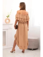 Dámske šaty s odhalenými ramenami a predĺženým chrbtom camel Dámske šaty s odhalenými ramenami a predĺženým chrbtom camel