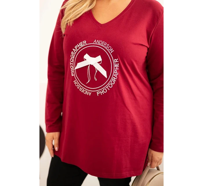 Dámska blúzka s dlhším zadným dielom a potlačou bordovej farby