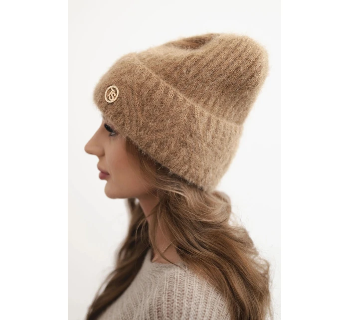 Dámska zimná čiapka z nadýchanej priadze s elegantným gombíkom camel Dámska zimná čiapka z nadýchanej priadze s elegantným gombíkom camel