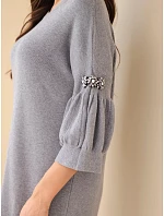 Šaty dámské z model 22401345 s ozdobným krátkým rukávem šedá - K-Fashion Šaty dámské z model 22401345 s ozdobným krátkým rukávem šedá - K-Fashion