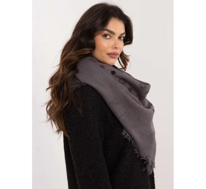 Šála AT SZ model 20595629 tmavě šedá - FPrice Šála AT SZ model 20595629 tmavě šedá - FPrice