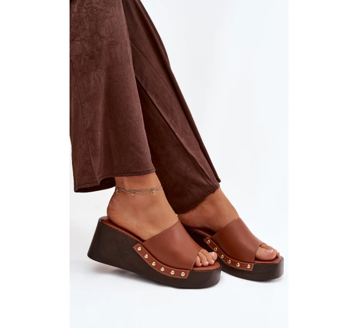 Dámské nazouváky na platformě se zlatými přezkami camel model 21918866 - Boto Dámské nazouváky na platformě se zlatými přezkami camel model 21918866 - Boto