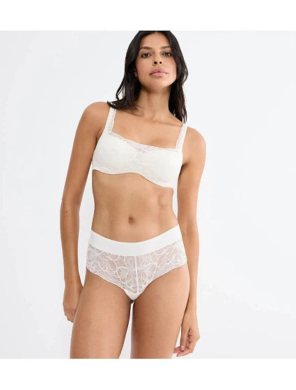 Body Make-Up Illusion Lace - Krátke šortky na tvarovanie kriviek Triumph Body Make-Up Illusion Lace - Krátke šortky na tvarovanie kriviek Triumph