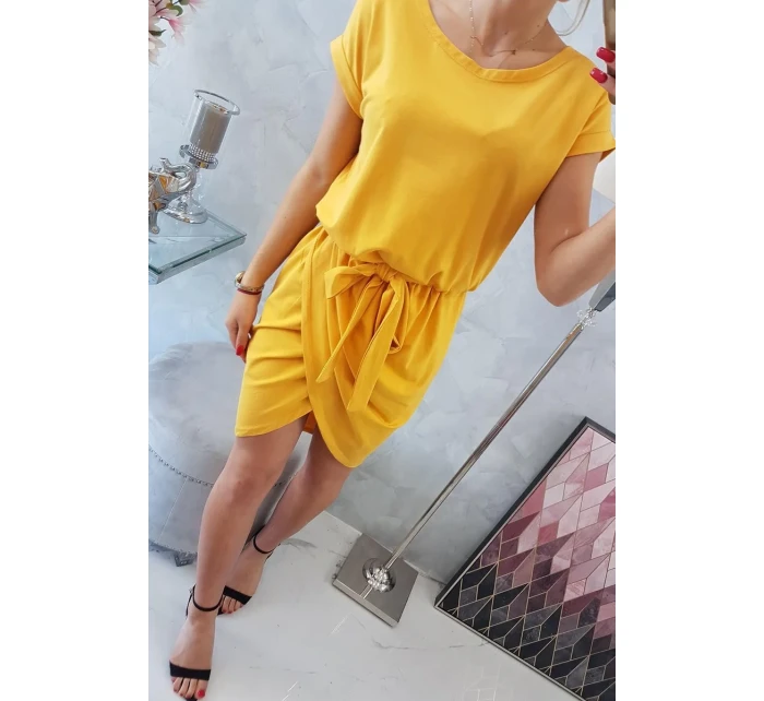 Šaty s obálkovým spodním dílem v hořčicové barvě