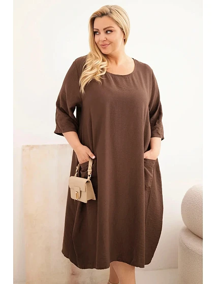 Dámske plus size viskózové šaty s vreckami a krátkymi rukávmi hnedé Dámske plus size viskózové šaty s vreckami a krátkymi rukávmi hnedé